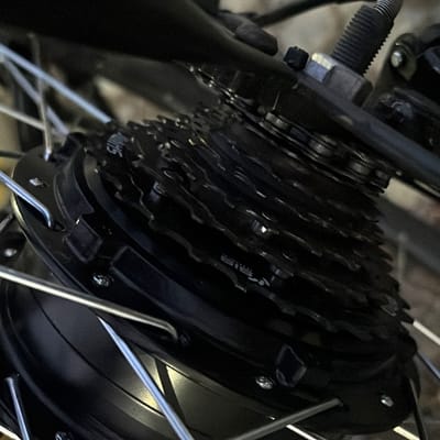 Primer plano del motor de 350 W en la rueda trasera y del cambio Shimano Tourney de 7 velocidades